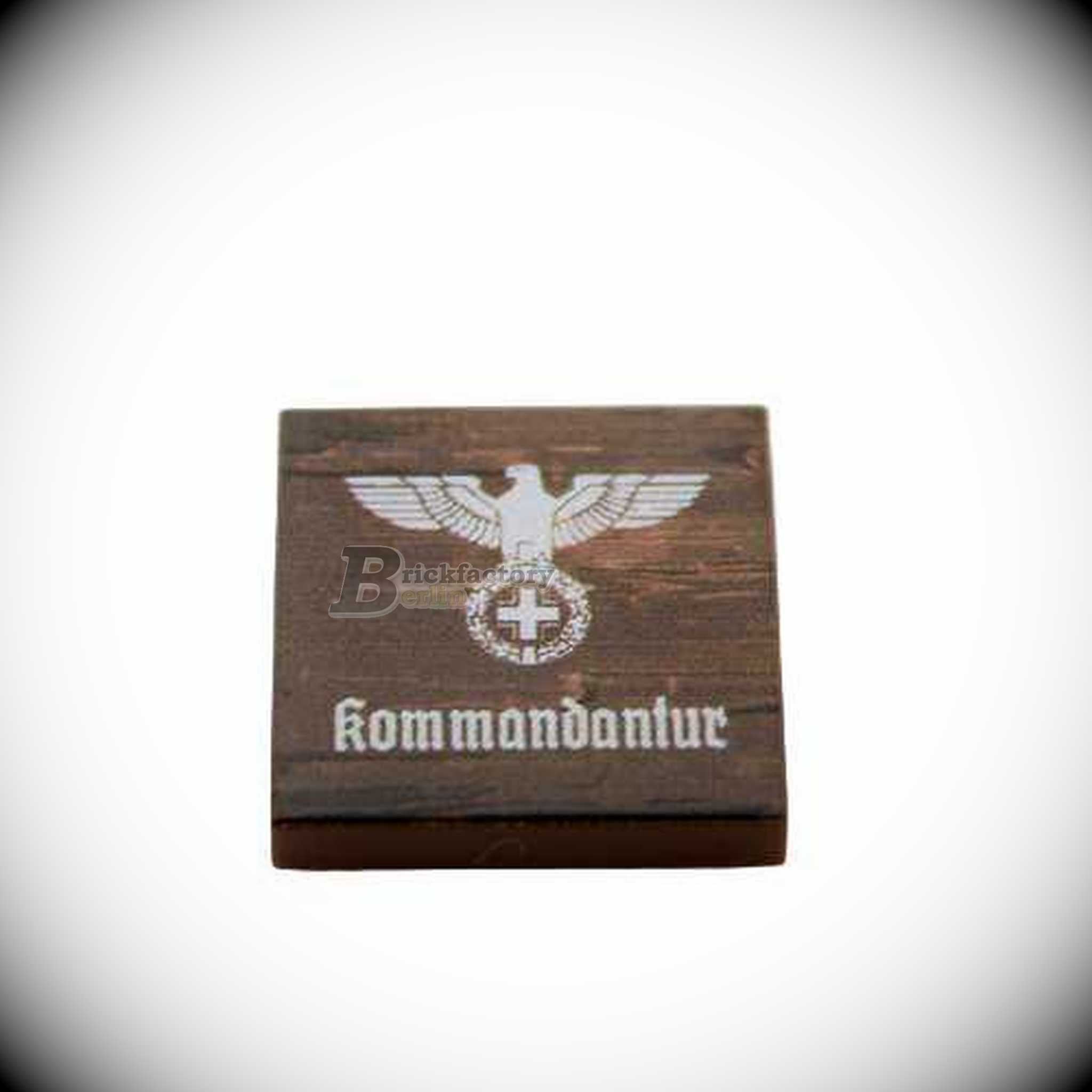 BF-0471E Bedruckte-LEGO®-Fliese-2x2-"Kommandantur-II"-(Farbe:-Reddish-Brown)